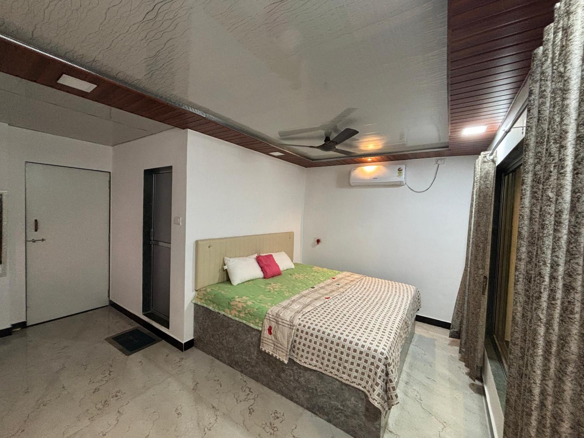 Sea Royal Rooms And Cafe Virār Buitenkant foto