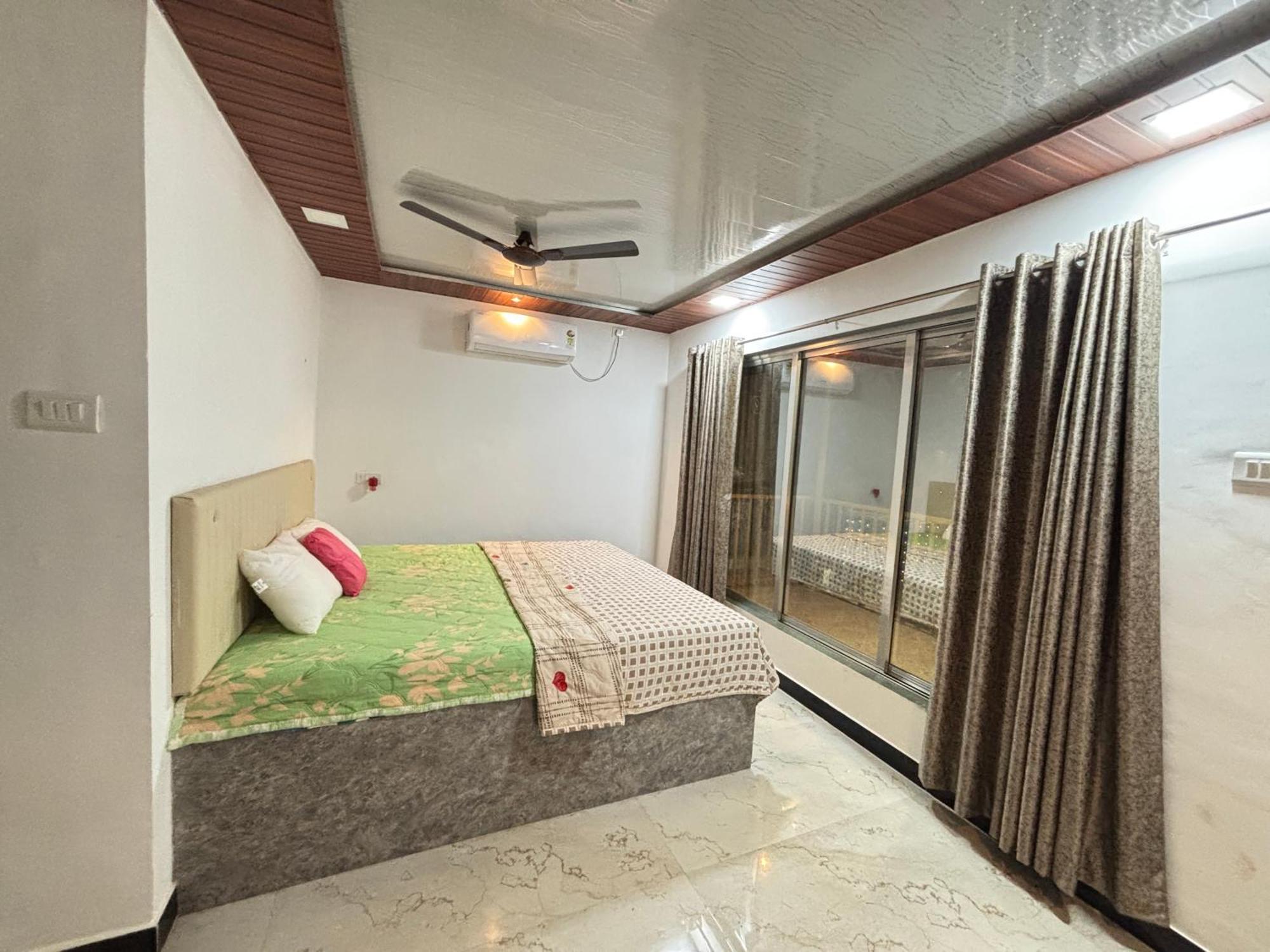 Sea Royal Rooms And Cafe Virār Buitenkant foto