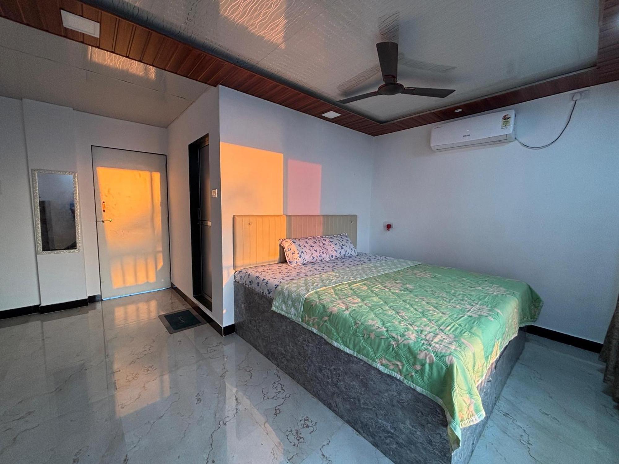 Sea Royal Rooms And Cafe Virār Buitenkant foto